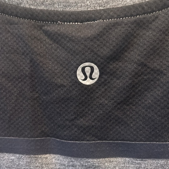 Lululemon men’s medium gray and black tee - Picture 5 of 5